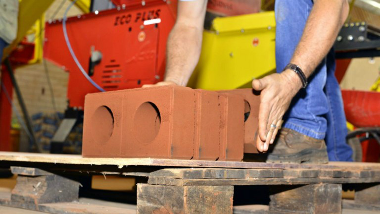 Secretaria viabiliza projetos de R$ 200 milhões e geração de 700 empregos Secretaria viabiliza projetos de R$ 200 milhões e geração de 700 empregos