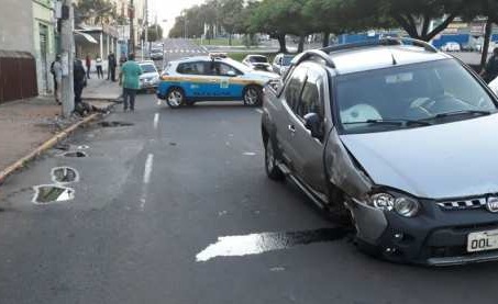 Motorista embriagado colide com motociclista, e depois bate em dois veículos e um poste