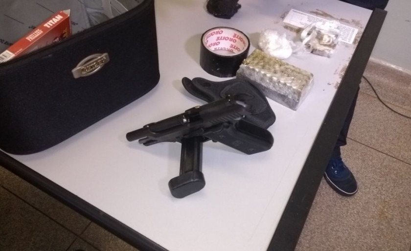 A arma, munições e drogas apreendidas na casa pela polícia - André Barbosa/JPNews

