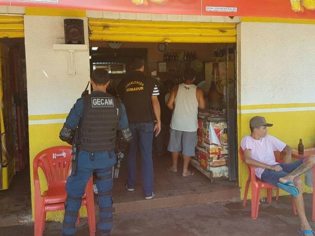 PM e Prefeitura flagram bares sem alvará em operação contra som alto Policias militares e fiscais da Prefeitura vistoriam um bar do bairro durante operação deste domingo (Foto: Divulgação/PM)