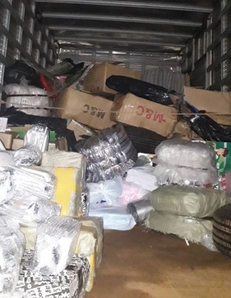 PM apreende grande quantidade mercadorias contrabandeadas no Assentamento Itamarati Produtos apreendidos e recolhidos no caminhão da receita Federal.