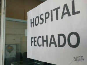 HU paga fornecedores e continua fechado à espera de convênio com Prefeitura Placa afirma que hospital está fechado. (Foto: Alcides Neto)