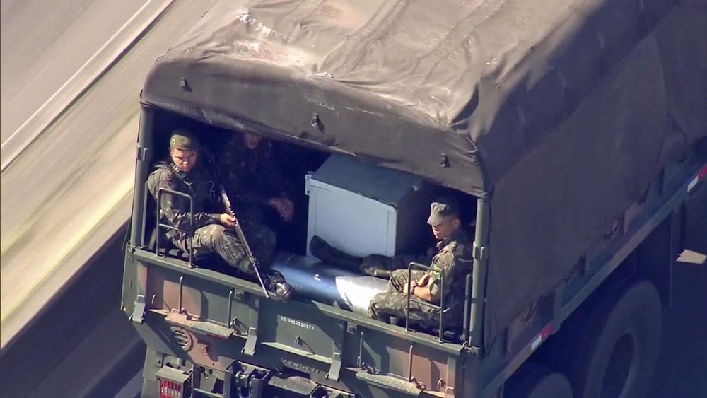 Exército, Marinha e Aeronáutica se dividirão durante operações no RJ Homens do Exército circulam pelas ruas do Rio