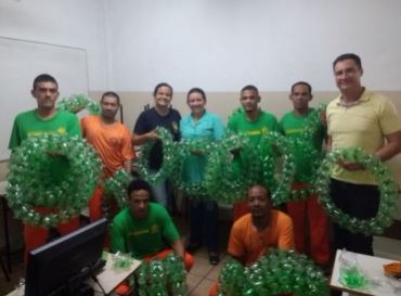 Guirlandas sustentáveis feitas em presídio enfeitam o Natal de Aquidauana A produção das guirlandas foi coordenada pela professora da EE Regina Anffe Nunes Betine, Patrícia Pereira Neves.