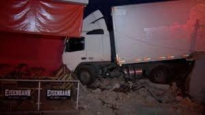 Carreta invade conveniência em posto de gasolina no Rita Vieira Carreta invade conveniência em posto de gasolina no Rita Vieira