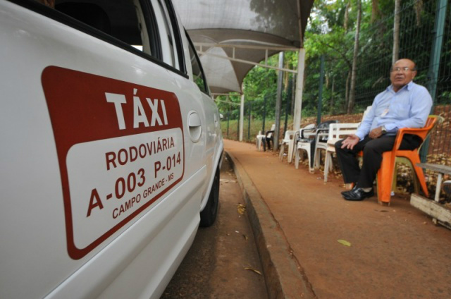 Taxistas cortam qualquer tipo de cartão e dificultam a vida do usuários Taxistas preferem pagamento em dinheiro para ter descontos usando máquina de cartão. (Foto: Alcides Neto)