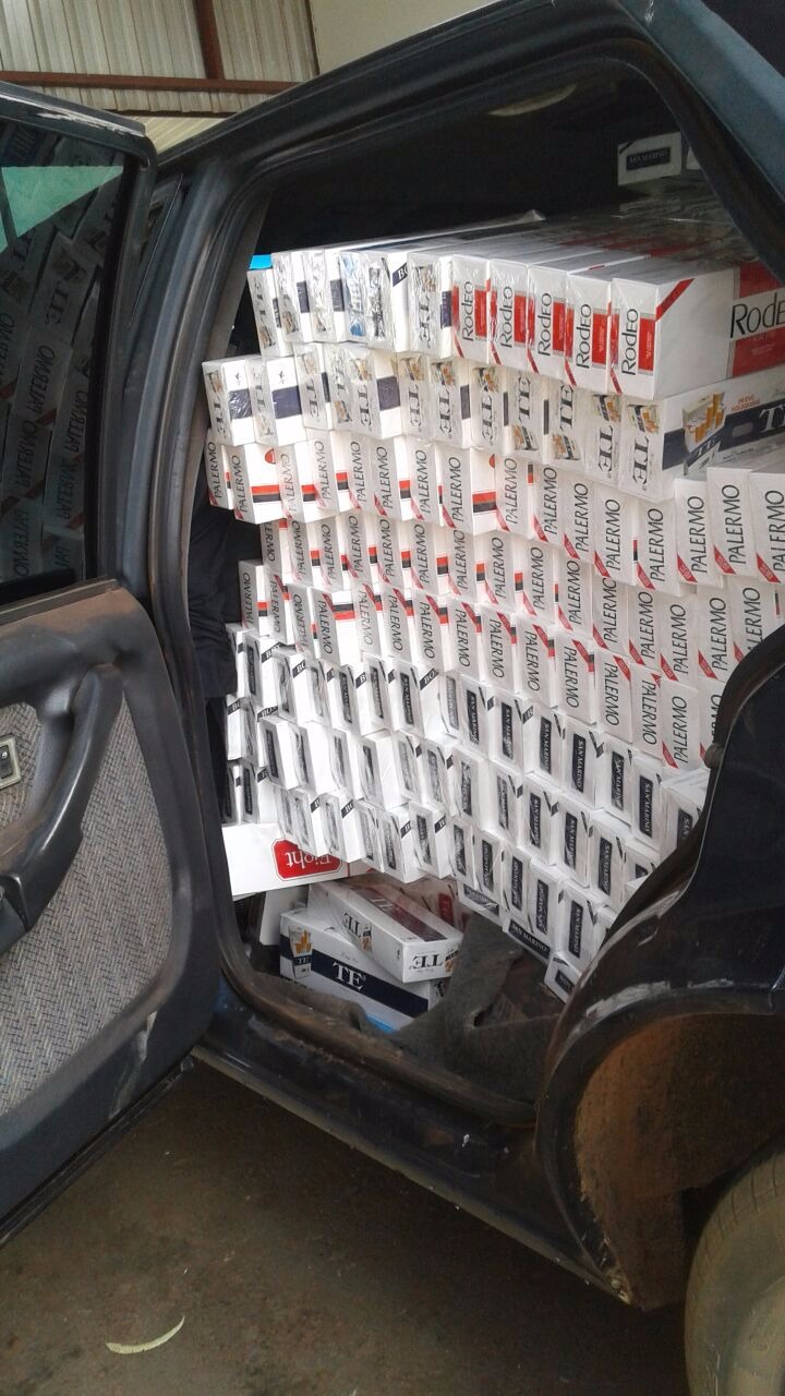 PRE encontra 25 caixas de cigarro do Paraguai em carro de SP