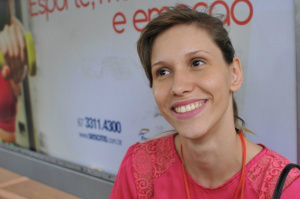 Taxistas cortam qualquer tipo de cartão e dificultam a vida do usuários Ana disse que maioria das pessoas usam cartão na hora de pagar corrida. (Foto: Alcides Neto)