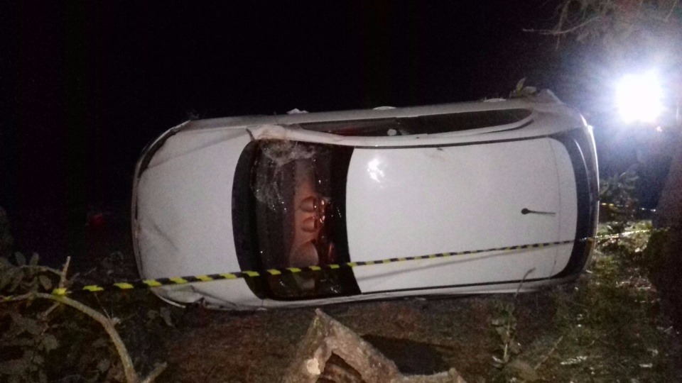 Homem capota Gol, é arremessado para fora do veículo e morre Veículo tombou e homem morreu em acidente - Fotos: Osvaldo Duarte