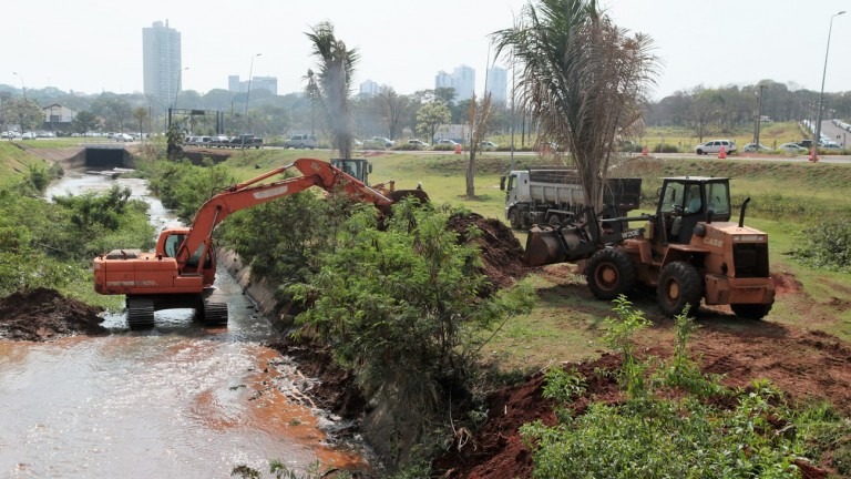 Prefeitura realiza ações preventivas em canais de córregos, galerias e bocas de lobo Diogo Gonçalves