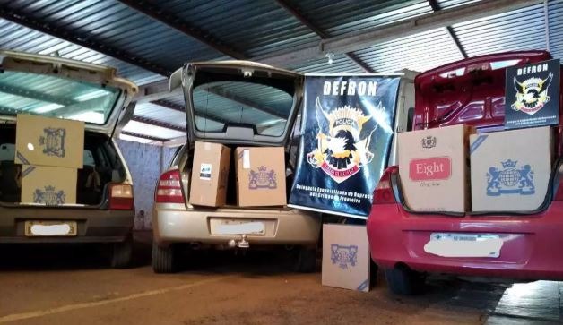 Polícia apreende três veículos abarrotados de cigarros contrabandeados