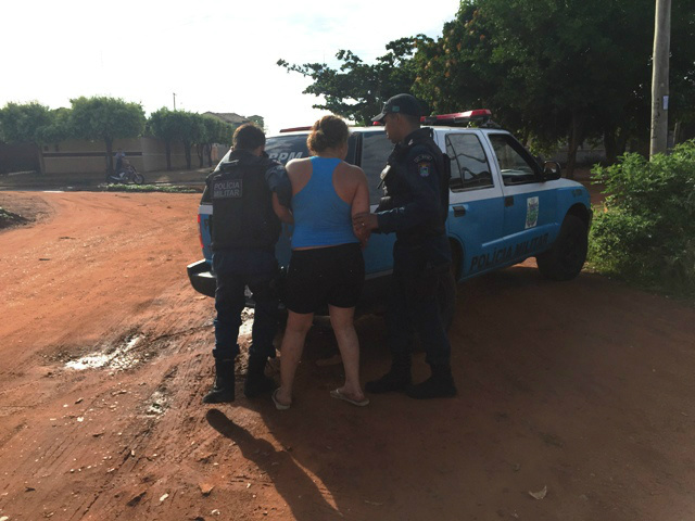 Mulher foi levada por policiais para prestar esclarecimentos sobre agressão ao marido (Foto: Ricardo Ojeda/Perfil News)