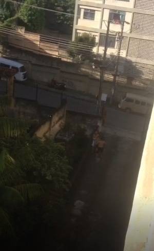 RJ registra sete baleados e um morto nas últimas 12 horas Vídeo mostra vítima carregada na Praça Seca
Reprodução/WhatsApp