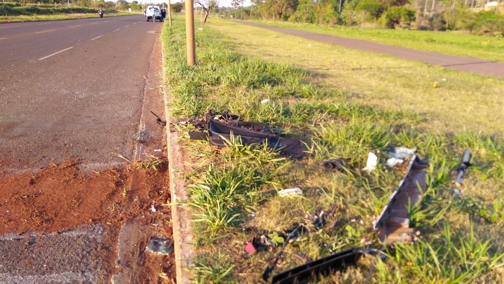 Peças de carros que bateram de frente em Campo Grande (Foto: Osvaldo Nóbrega)