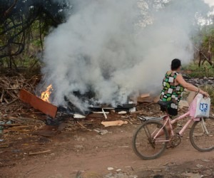 Tempo seco eleva número de incêndios neste ano Incêndio em entulho de terreno no Bairro Novo Século - Bruno Henrique