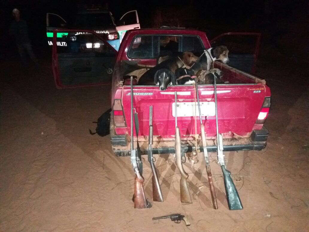 Homens são presos com 11 cachorros de caça, armas e munições O trio informou que retornava de uma caçada em uma fazenda do município- Foto: Divulgação
