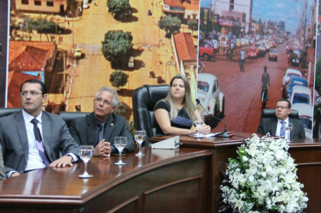 Foi publicado na manhã desta sexta-feira, 10, no Diário Oficial do Município, a anulação do concurso público da Câmara de Dourados, realizado em novembro de 2015.

O Ato Deliberativo foi uma determinação da Mesa Diretora da Casa, após várias tratativas com o Ministério Público Estadual - MPE, que, em conjunto, avaliaram a necessidade de acelerar o processo da ação cível, que pedia o cancelamento do concurso, no sentido de regularizar o quadro de servidores efetivos da Casa. 