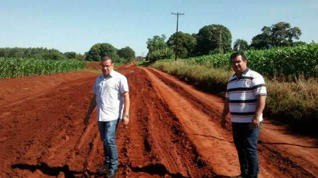 Vereadores Madson e Pepa fiscalizam serviços nas estradas ruais Vereadores Madson e Pedro Pepa vistoriando trabalho da Prefeitura nas estradas. (Foto: Divulgação).