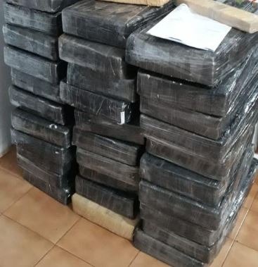 PM localiza 335 quilos de maconha em veículo capotado em rodovia estadual PM localiza 335 quilos de maconha em veículo capotado em rodovia estadual