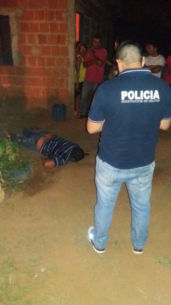 Pistoleiros executam homem com cinco tiros em frente à residência