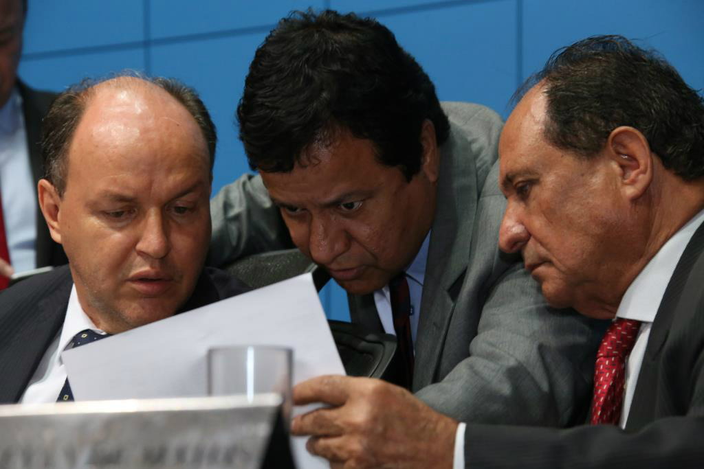CCJ da Assembleia Legislativa define hoje futuro da PEC do Teto Deputados Junior Mochi, Amarildo Cruz e Zé Teixeira discutem a PEC do Teto de Gastos - Foto: Roberto Higa / ALMS