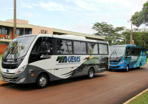 Cada veículo tem capacidade para 25 passageiros e está equipado com poltronas reclináveis e ar condicionado