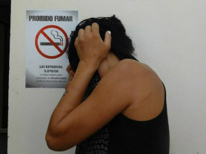 Mulher atirou contra rival na tarde de ontem e foi detida pela polícia - Foto: Osvaldo Duarte