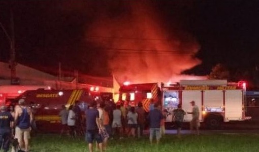 Os bombeiros utilizaram 7 mil litros de água para o controle das chamas. Rede social