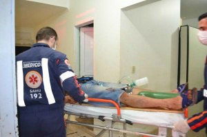 Vítima sendo socorrida pelo Samu para o Hospital da Vida - Foto: Osvaldo Duarte