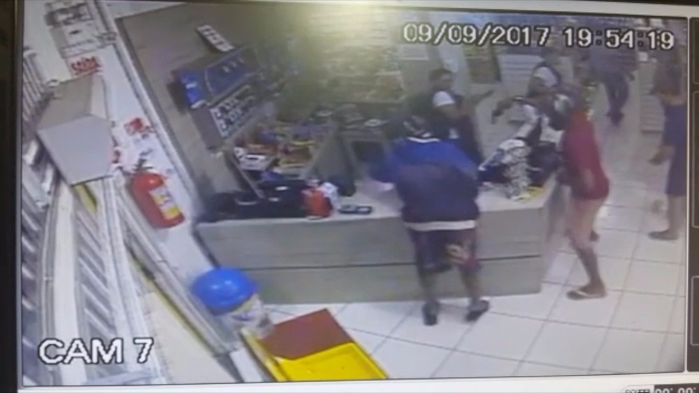 Assaltantes são baleados por policial à paisana, em Naviraí (Foto: Polícia Civil/Divulgação)