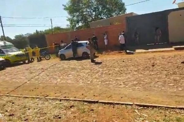 Pistoleiros executam ex-policial paraguaio na porta de casa O crime aconteceu na casa do ex-policial. Divulgação