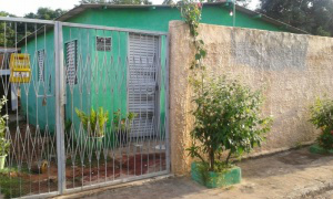 Morador deu tiro na porta e atingiu rosto de homem que tentava arrombar (Foto: Sidney Assis)