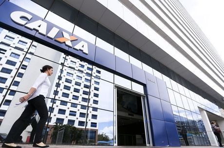 Mais de 90% já movimentaram auxílio de R$ 600, afirma Caixa Saque foi feito por 20,3 milhões de desbancarizados
Marcelo Camargo/Agência Brasil