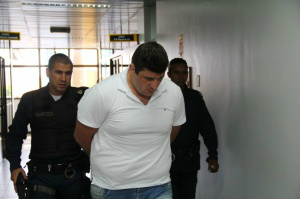 Lutador chegando ao fórum na 1ª audiência sobre o caso, que ocorreu no dia 17 de agosto. (Marcos Ermínio)