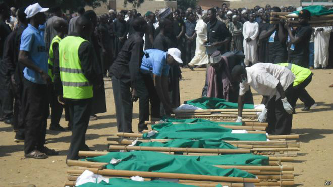 Ataque ocorreu no momento em que estudantes estavam reunidos no pátio da escola