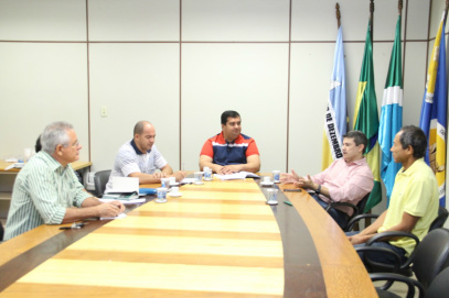 Comissão de Meio Ambiente da Câmara de Dourados recebe diretor do Imam Legenda: Reunião da Comissão de Meio Ambiente da Câmara com o diretor do Imam, Fábio Luiz
Foto: Thiago Morais