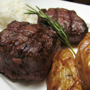 Aprenda a preparar filé mignon com batatas rústicas e molho de gorgonzola