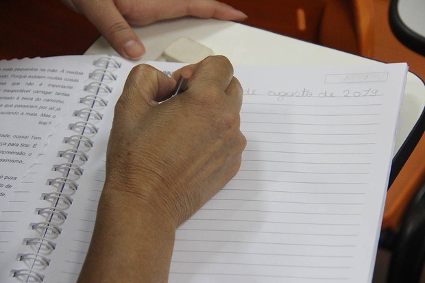 Projeto que alfabetiza jovens e adultos é oferecido pela UNIGRAN Projeto que alfabetiza jovens e adultos é oferecido pela UNIGRAN