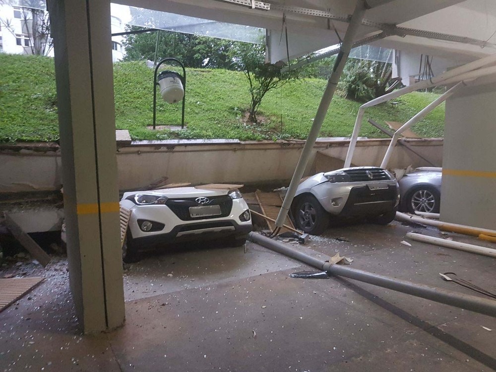 Piso cede e esmaga veículos estacionados em garagem de prédio residencial no DF Piso cede e esmaga veículos estacionados em garagem de prédio residencial no DF