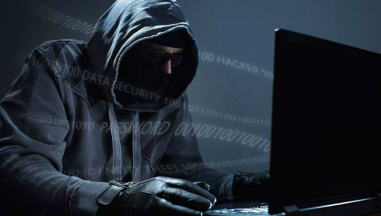 25 senhas que devem ser evitadas em serviços na web © BrianAJackson/Thinkstock Hacker usa computador: as fotografias eram tiradas de forma consensual pelo casal, mas, depois, acabavam sendo postadas sem permissão