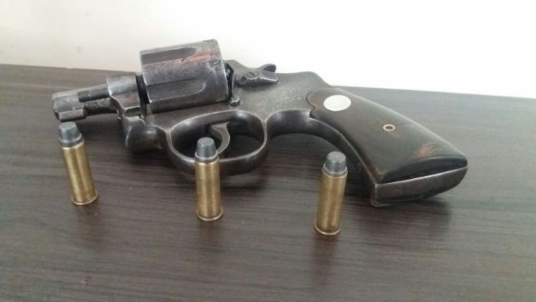 Jovem é preso em flagrante por porte ilegal de arma de fogo Jovem é preso em flagrante por porte ilegal de arma de fogo