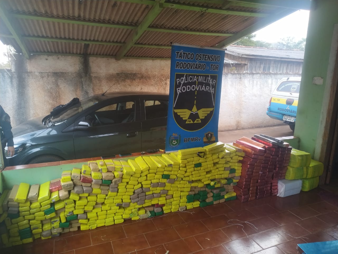 Operação prende quatro e apreende mais de 600 quilos de drogas na fronteira Operação prende quatro e apreende mais de 600 quilos de drogas na fronteira