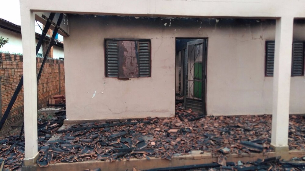 Casa destruída por incêndio em Campo Grande (Foto: Osvaldo Nóbrega)