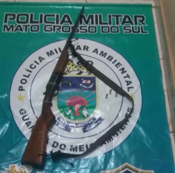 Homem é preso por porte ilegal de rifle e munições Homem é preso por porte ilegal de rifle e munições