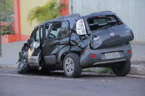 Uno ficou na via, mas destruído. (Foto: Marcos Ermínio)