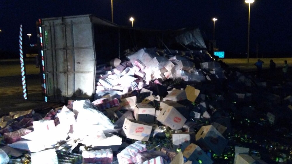 Carreta tomba e derruba 30 toneladas de alimentos no anel viário em Campo Grande Carreta carregada com 30t de alimentos tombou em Campo Grande (Foto: Osvaldo Nóbrega)
