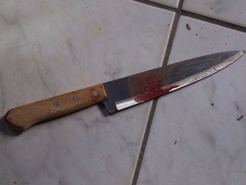 Jovem é morto com golpe de faca no pescoço Arma utilizada no cometimento do crime.