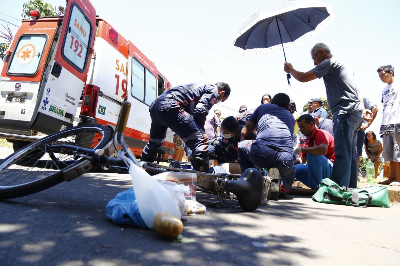 Ciclista fica em estado grave ao ser atingido por carro na Capital Foto: Henrique Kawaminami