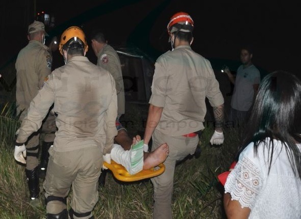 Mulher de 46 anos morre e outras 3 pessoas ficam feridas em acidente Vítima é socorrida pelo Corpo de Bombeiros - Foto: Maracajú Speed