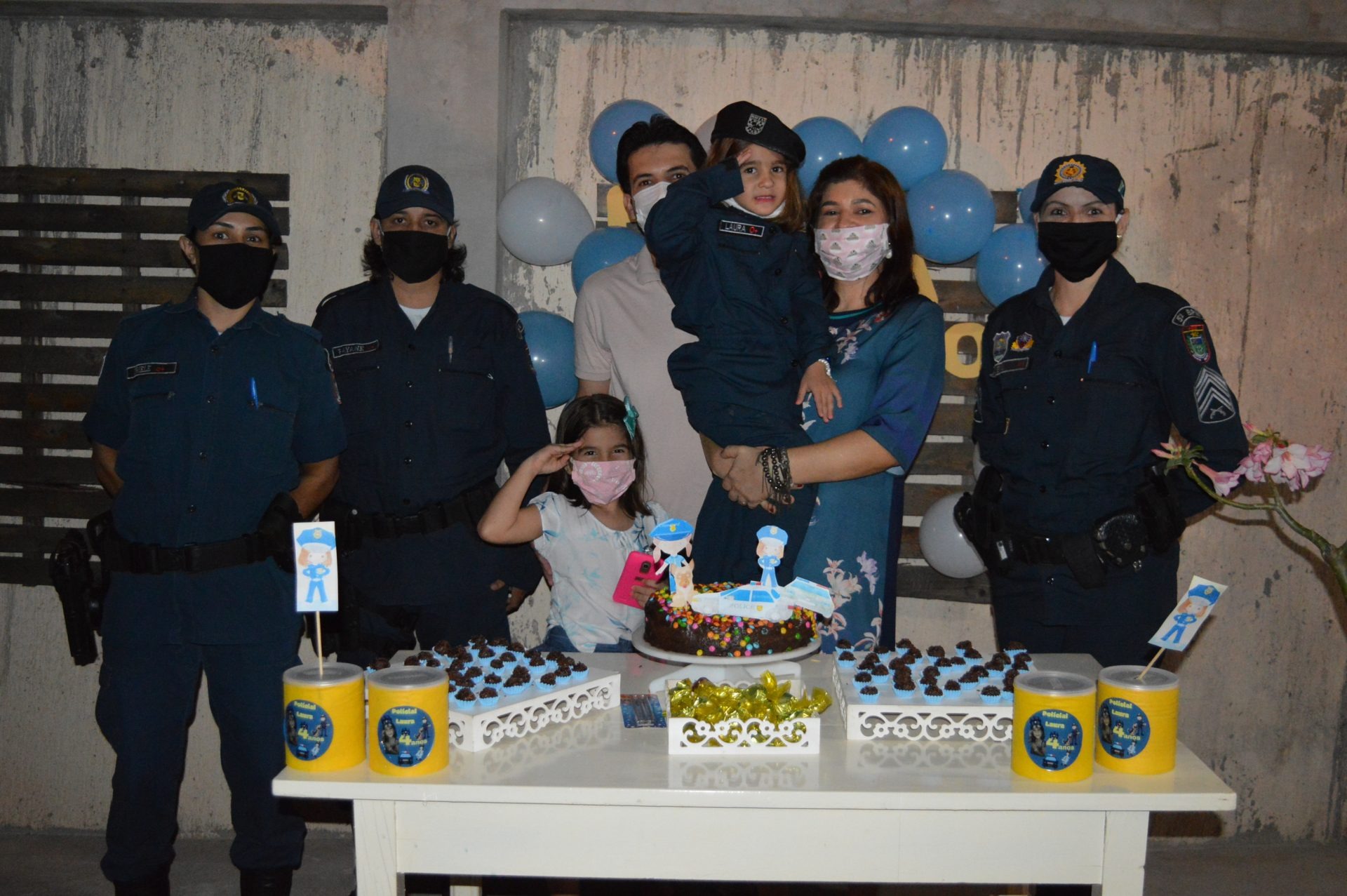 PM aparece de surpresa em aniversário de criança de 4 anos que sonha ser policial